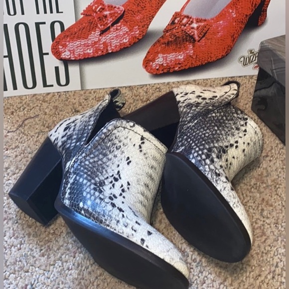 🆕Jeffrey Campbell Snakeskin Booties - Picture 2 of 9